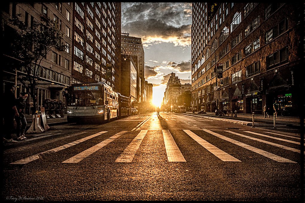giugno_manhattanhenge_14thst_newyork_pandemia-terrywsanders Giugno 2020, 14th st Manhattan, New York, Pandemia e scontri sociali sconvolgono la città, ma resta la bellezza nella quiete (di Terry W. Sanders)