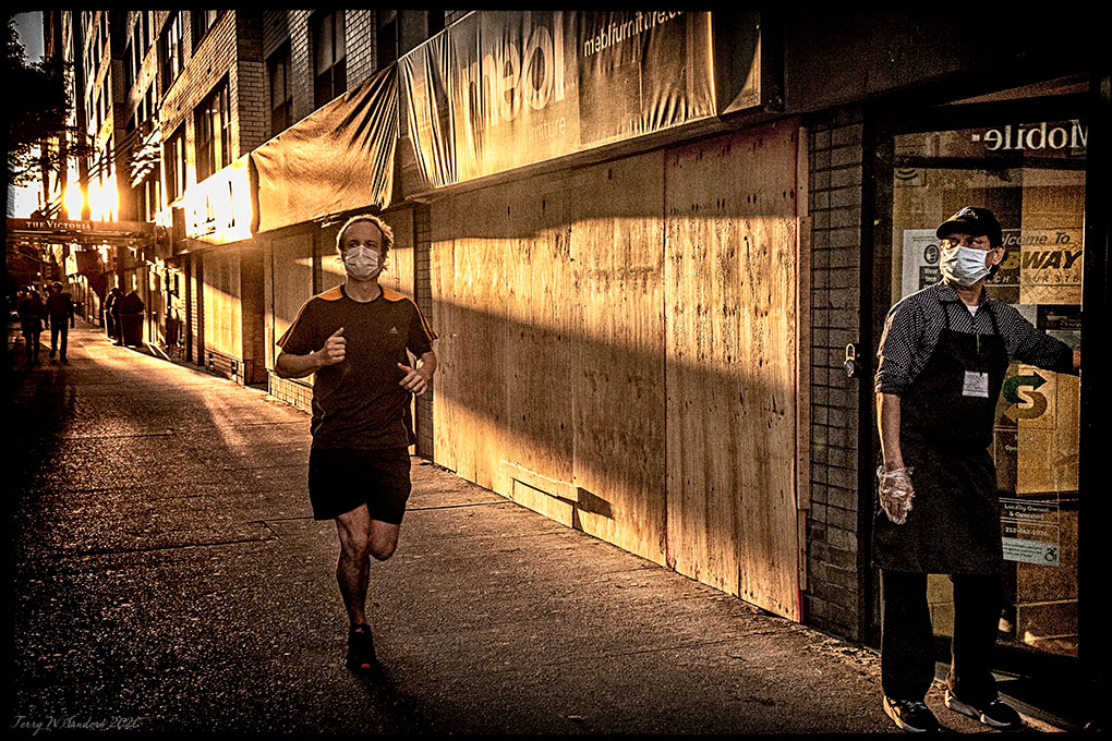 maggio-14thst_sport-runner-newyork_pandemia_terrywsanders Maggio 2020, New York, le palestre sono chiuse a causa dell'emergenza sanitaria Covid-19 (di Terry W. Sanders)