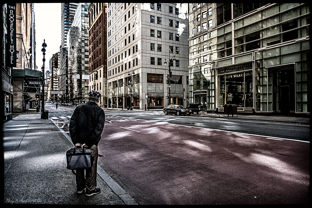 maggio_madisonave_pandemia_covid_newyor-terrywsanders Maggio 2020, Madison Ave, New York, vuota alle 2 del pomeriggio a causa della pandemia (di Terry W. Sanders)