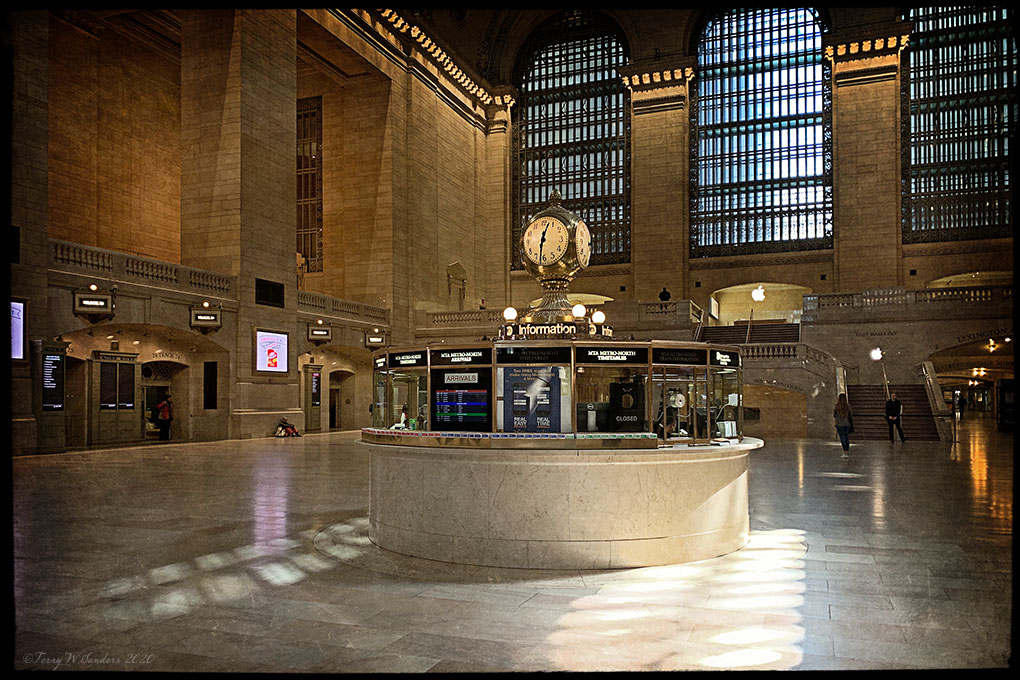 marzo_theclock_newyork_pandemia_terrywsanders Marzo 2020, New York, Grand Central alle 12:30 del pomeriggio. Prime chiusure sarebbe stata affollatissima (di Terry W. Sanders)
