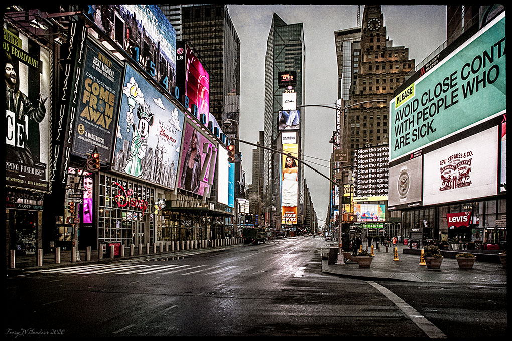 Marzo 2020, Times Square, New York, una delle piazze più affollate del mondo, vuota a causa dell'emergenza sanitaria - Terry W. Sanders