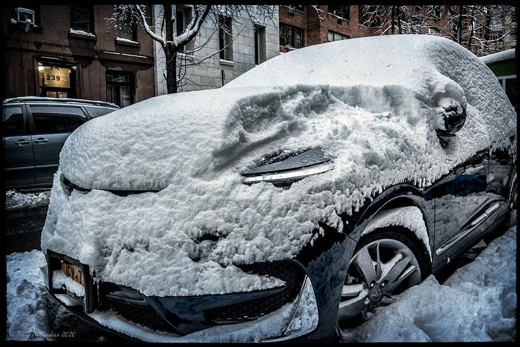 midtown-newyork-neve-natale-pandemia-terrywsanders Una macchina ricoperta di neve, prima tempesta dell'inverno, dicembre 2020, New York (di Terry W. Sanders)