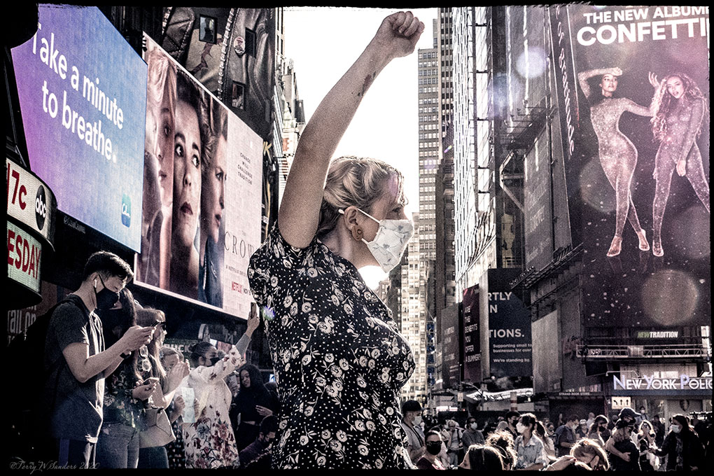 novembre_biden-harris_newyork_timesSq_elezioni_usa-terrywsanders Novembre 2020, Times Square, New York, Esplosione di gioia e festa per la vittoria di Biden / Harris. L'incubo inizia a svanire (di Terry W. Sanders)