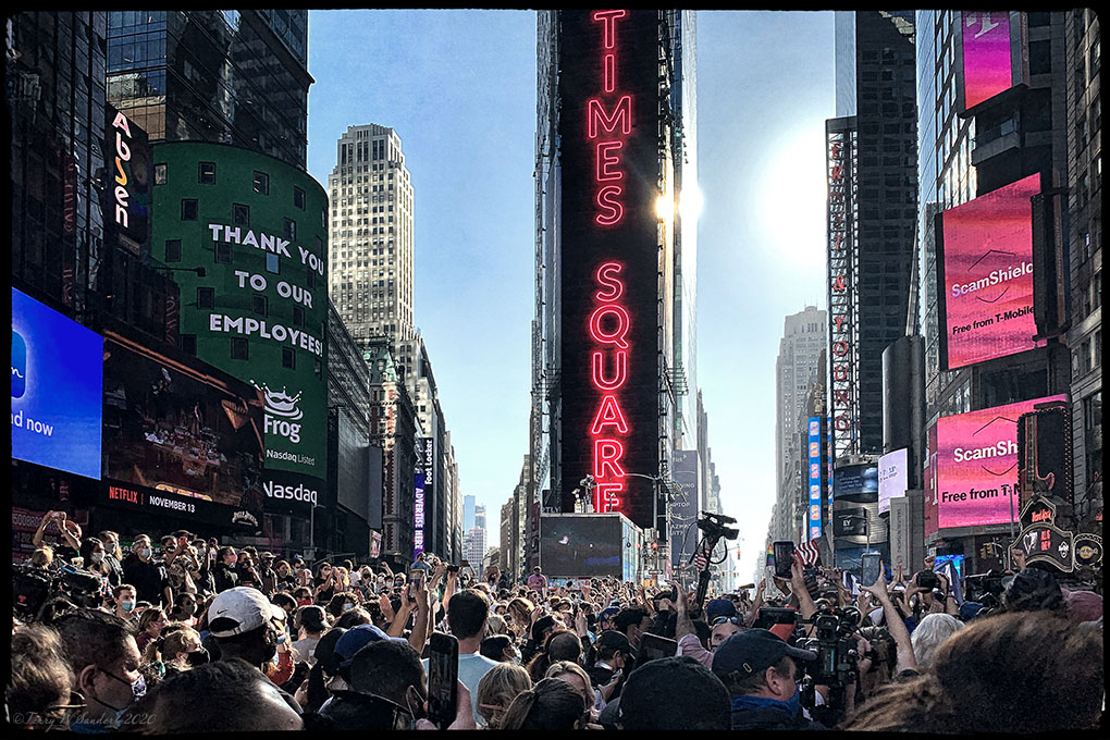 novembre_timessquare_bidenharris_elezioni_pandemia-terrywsanders Novembre 2020, Times Square, New York, Esplosione di gioia e festa per la vittoria di Biden / Harris. L'incubo inizia a svanire (di Terry W. Sanders)