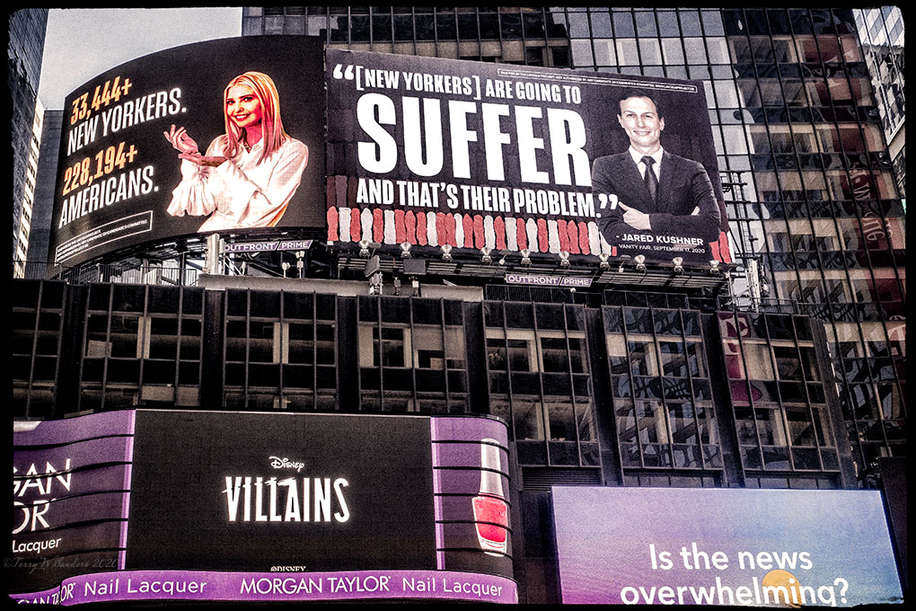 ottobre_billboard_villians_newyork_terrywsanders Ottobre 2020, New York, Annunci a Times Square (di Terry W. Sanders)