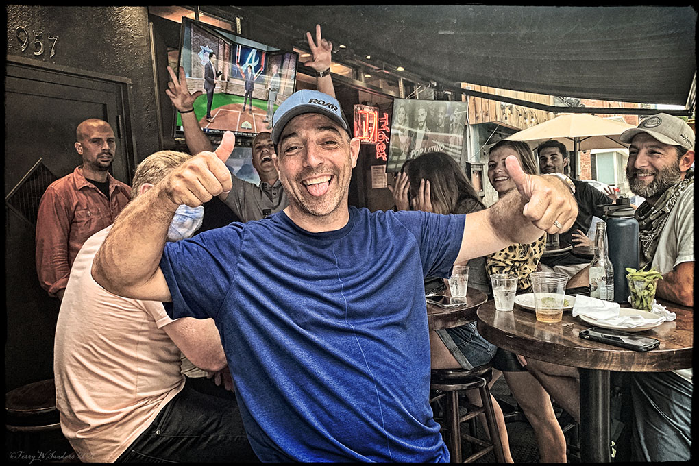 settembre_covidnightlife_2ndavebar_newyork_terrywsanders Settembre 2020, New York, la città appare più normale e riprende in parte la vita sociale (di Terry W. Sanders)