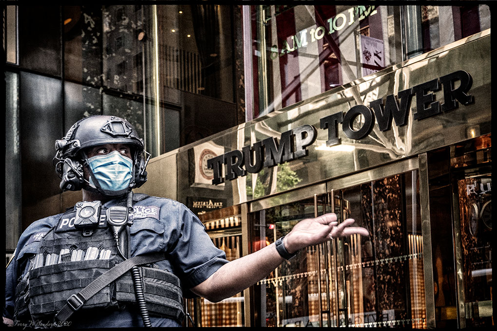 settembre_trumptower_police_newyork_elezioni-terrywsanders Settembre 2020, New York: con l'avvicinarsi delle elezioni, le strade diventano più tese e la Trump Tower diventa un accampamento armato senza più accesso pubblico (di Terry W. Sanders)