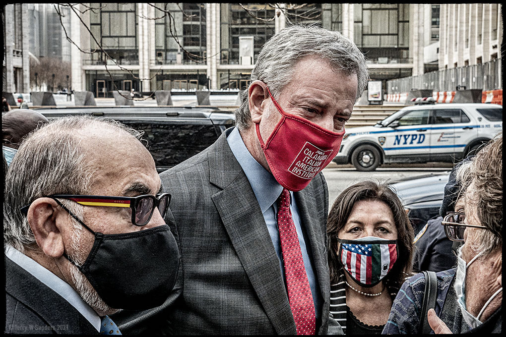 Dante_bill-DeBlasio_terry-sanders_Chat_032521_LVN Il sindaco di New York Bill de Blasio tra Berardo Paradiso e Josephine Maietta alla manifestazione in onore di Dante Alighieri (Foto di Terry W. Sanders)