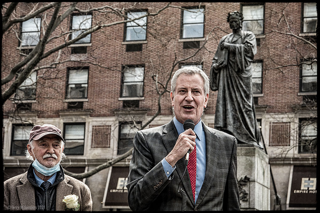 Dante_DeBlasio_Speak_terry-sanders-032521_LVN Il sindaco Bill De Blasio davanti alla statua di Dante Alighieri a Manhattan (Foto di Terry W. Sanders)