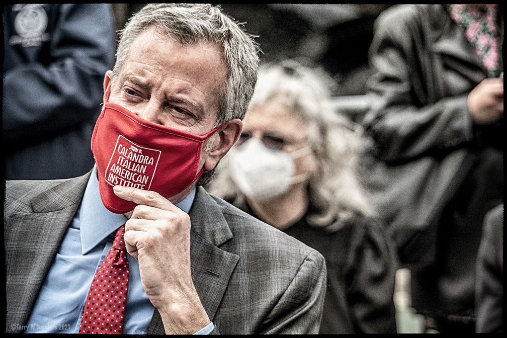 Dante_DiBlasio_Mask_terry-sanders-_LVN Il sindaco Bill de Blasio con la mascherina del Calandra Italian American Institute durante la cerimonia sotto la statua di Dante Alighieri (Foto di Terry W. Sanders)