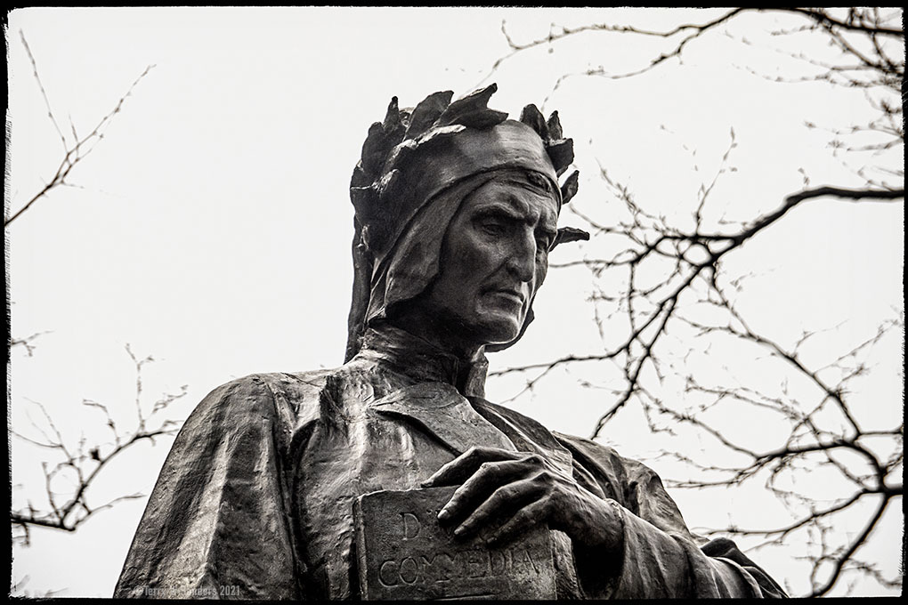 Dante_Statua_new-york-terry-sanders-032521_LVN La statua di Dante Alighieri a Manhattan (Foto di Terry W. Sanders)