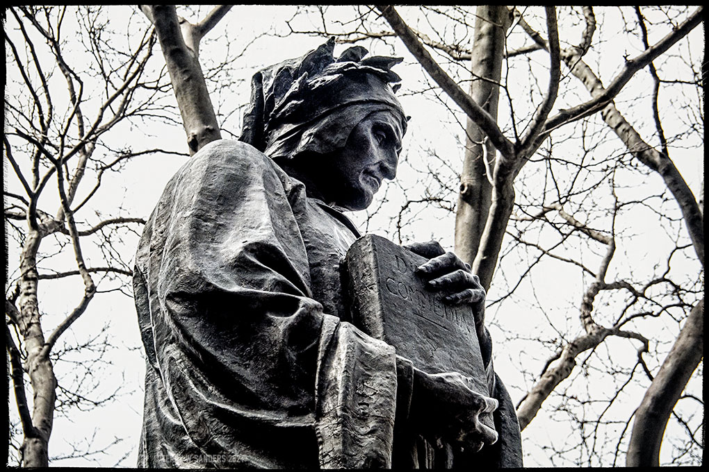 Dante_Statua_terry-sanders-032521_LVN La statua di Dante Alighieri a New York (Foto di Terry W. Sanders)