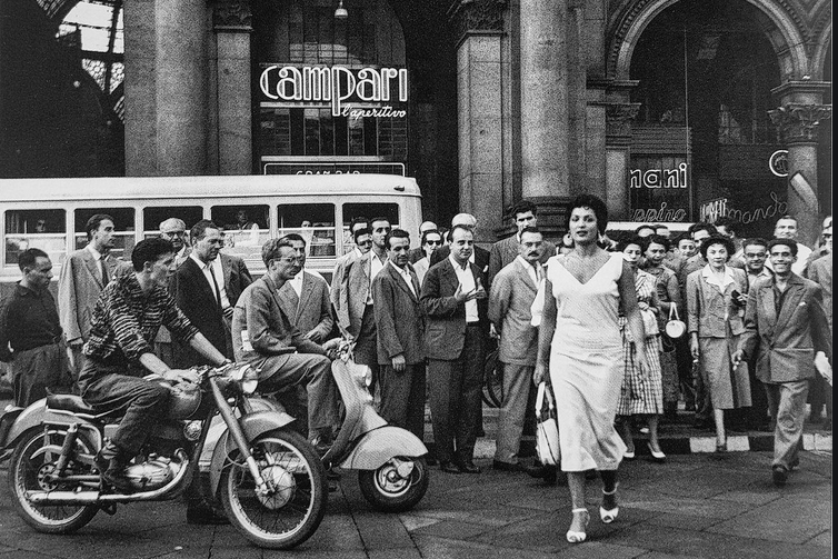 Altro scatto Gli italiani si voltano Gli italiani si voltano in uno scatto di Mario De Biasi