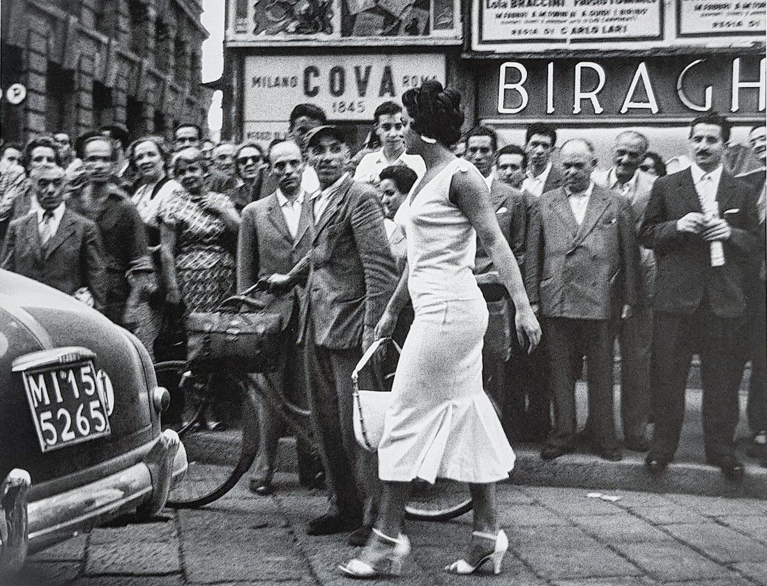Gli italiani si voltano - altro scatto Gli italiani si voltano in uno scatto di Mario De Biasi