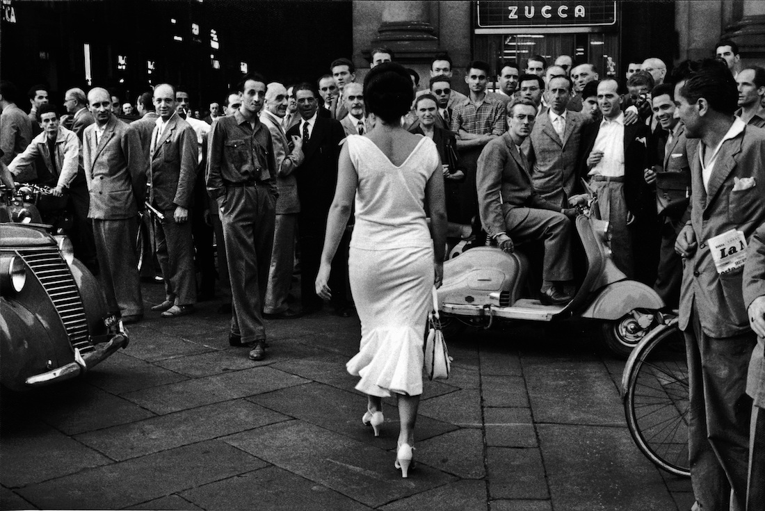 MARIO DE BIASI_Gli italiani si voltano, Milano, 1954 Gli italiani si voltano in uno scatto di Mario De Biasi