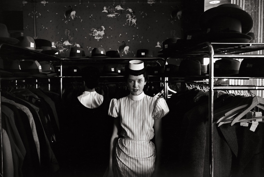 MARIO DE BIASI_Guardarobiera, New York, 1956 Uno scatto di Mario De Biasi, Guardarobiera, New York, 1956