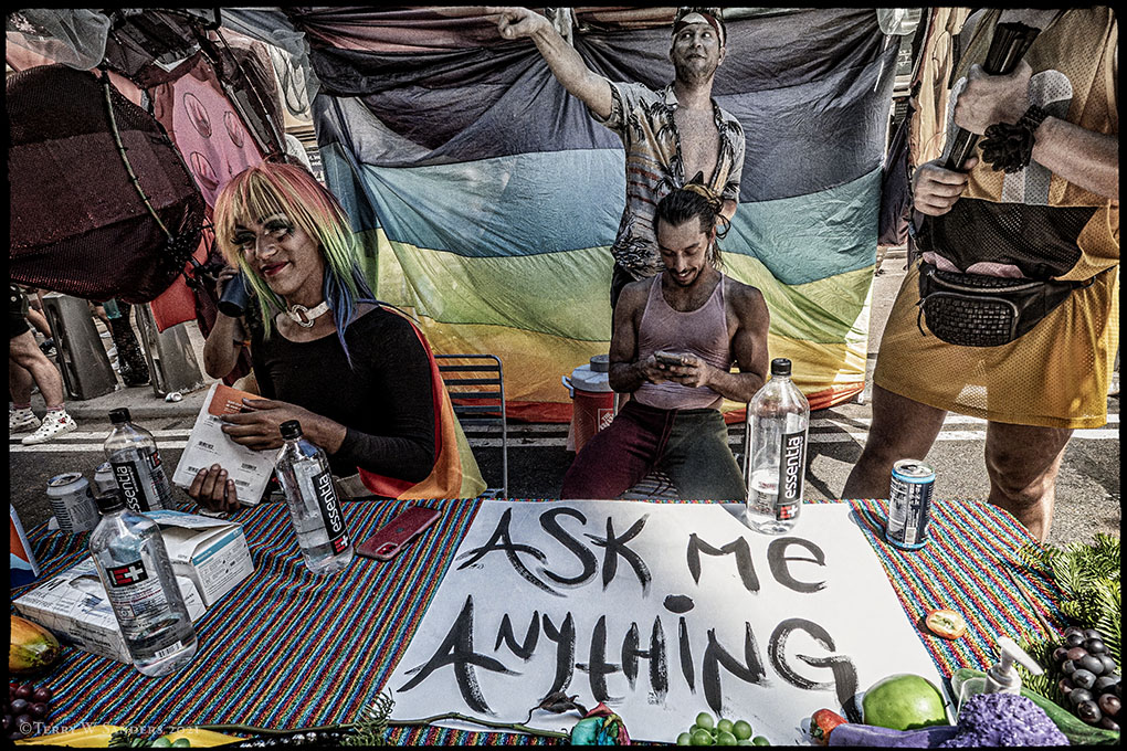 Terry-Sanders-GayPride_HerdSq_AskMe_062721_LVN Herald Square, Chiedimi qualunque cosa