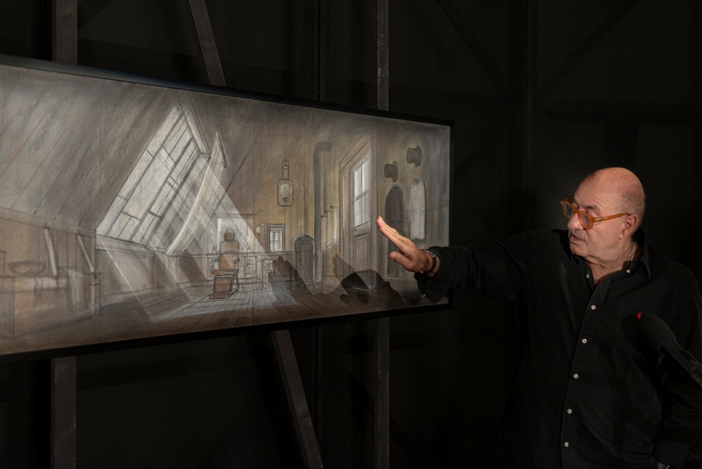 Dante_Ferretti_Macerata_mostra 1 Il premio Oscar Dante Ferretti intento a spiegare una delle sue opere alla mostra.