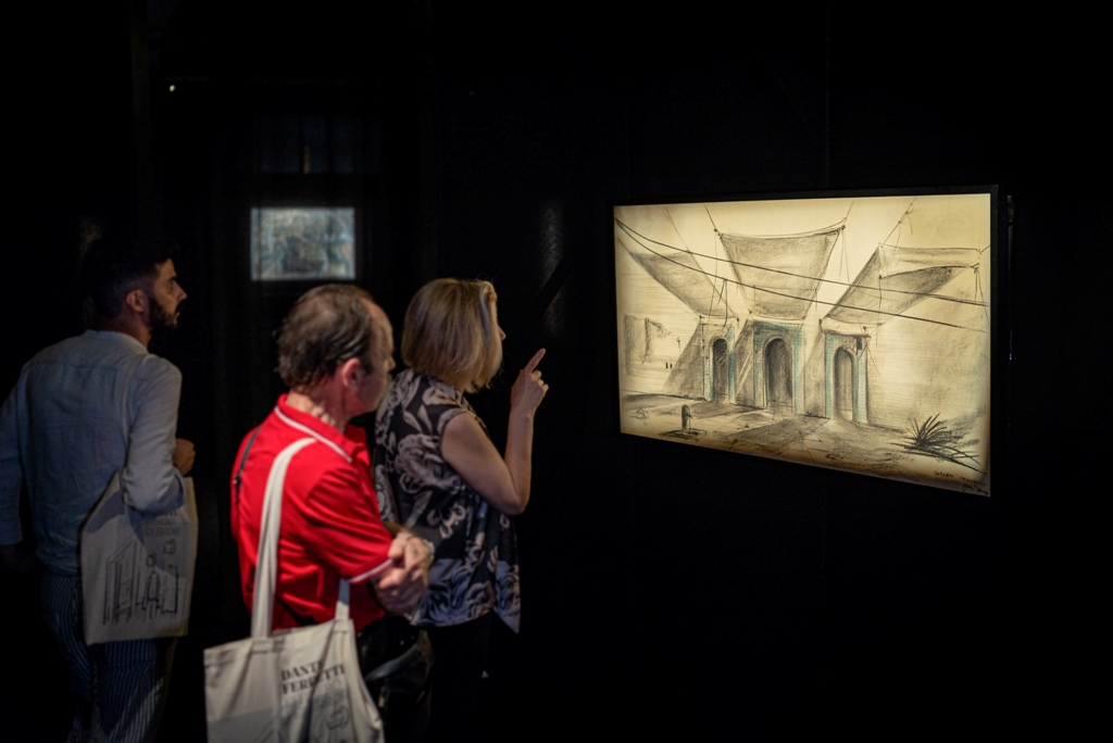Dante_Ferretti_Macerata_mostra 6 Il pubblico intento ad osservare uno dei bozzetti dello sceneggiatore alla mostra.