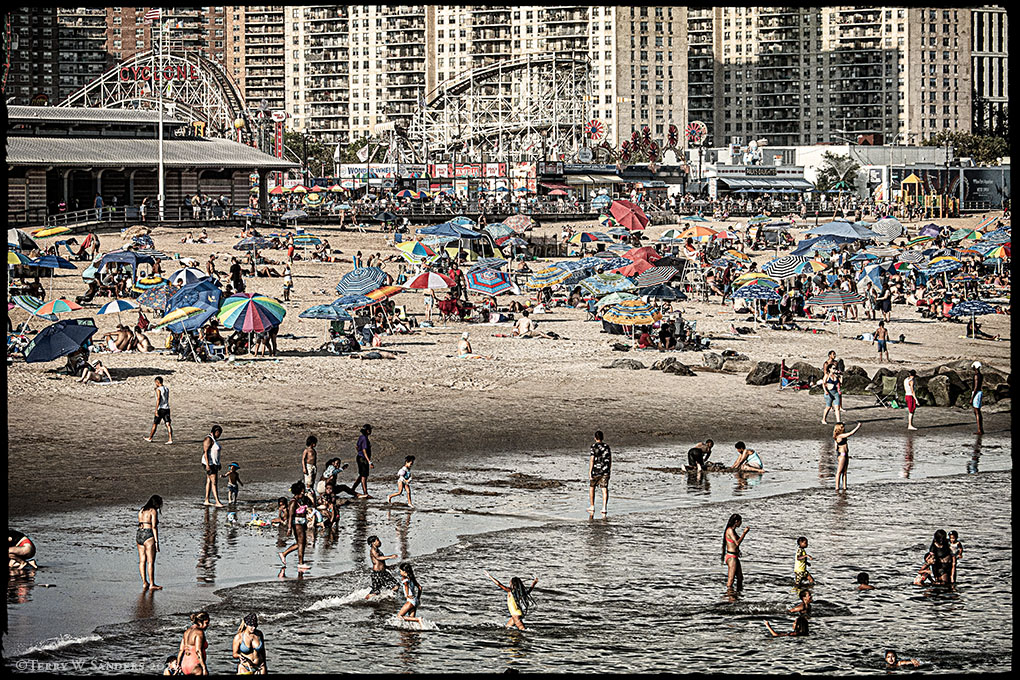 La spiaggia di Coney Island, New York, nel mese di agosto (Foto di Terry W. Sanders)