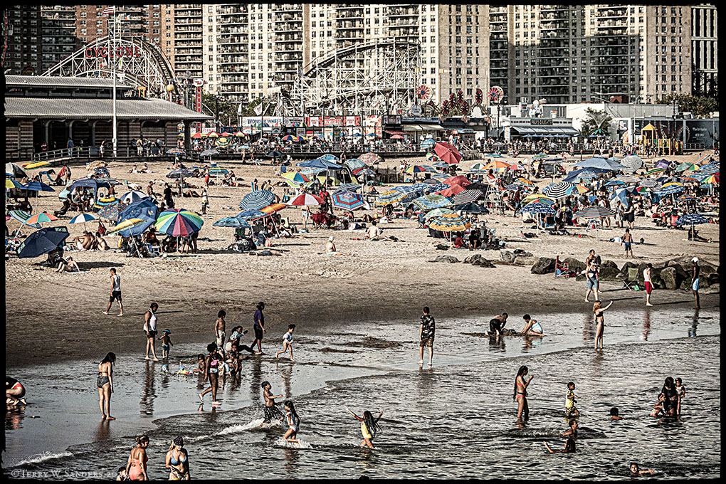 coney-island-beach-fun-caldo-newyork-summer-estate-pandemia-terry-w-sanders La spiaggia di Coney Island, New York, nel mese di agosto (Foto di Terry W. Sanders)