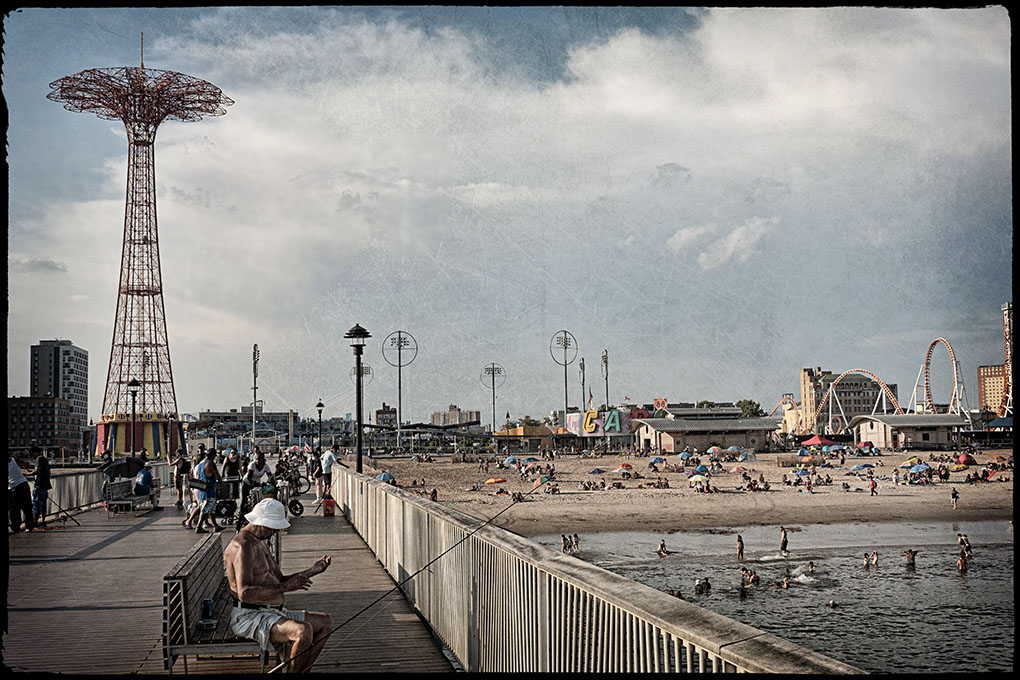 coney-island-fisherman-newyork-estate-terry-w-sanders Un pescatore a Coney Island, New York, Agosto 2021 (Foto di Terry W. Sanders)