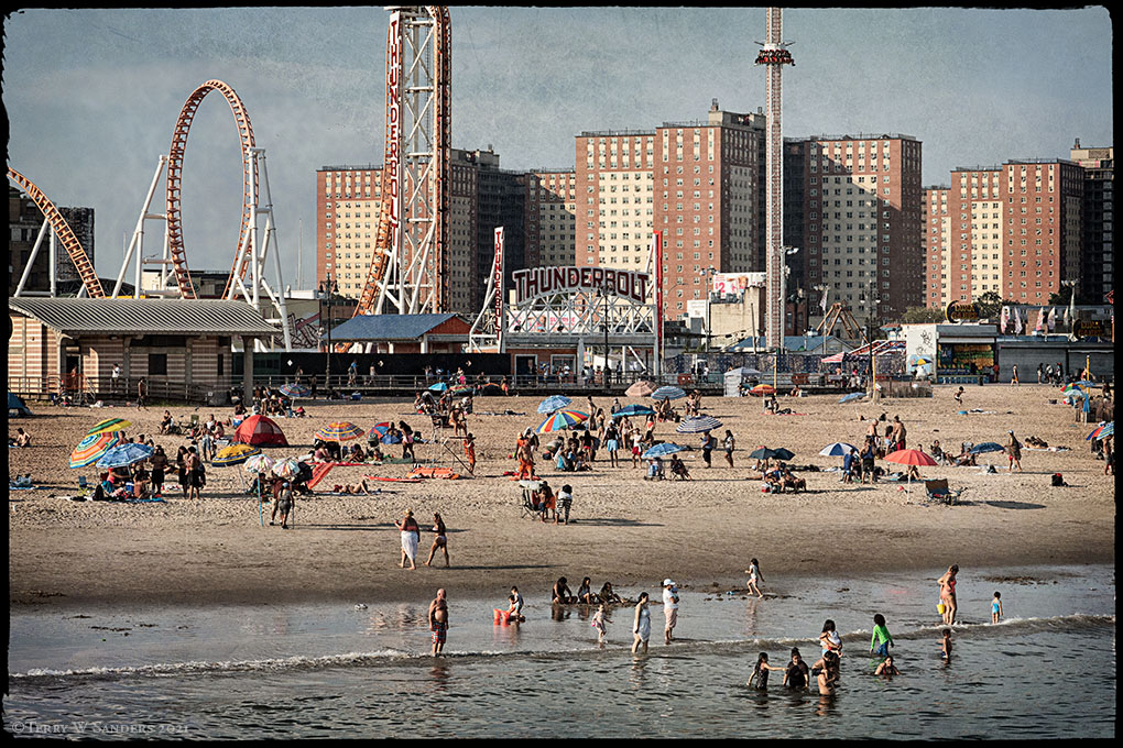 coney-island-newyork-estate-caldo-terry-w-sanders La spiaggia di Coney Island, New York, nel mese di agosto (Foto di Terry W. Sanders)