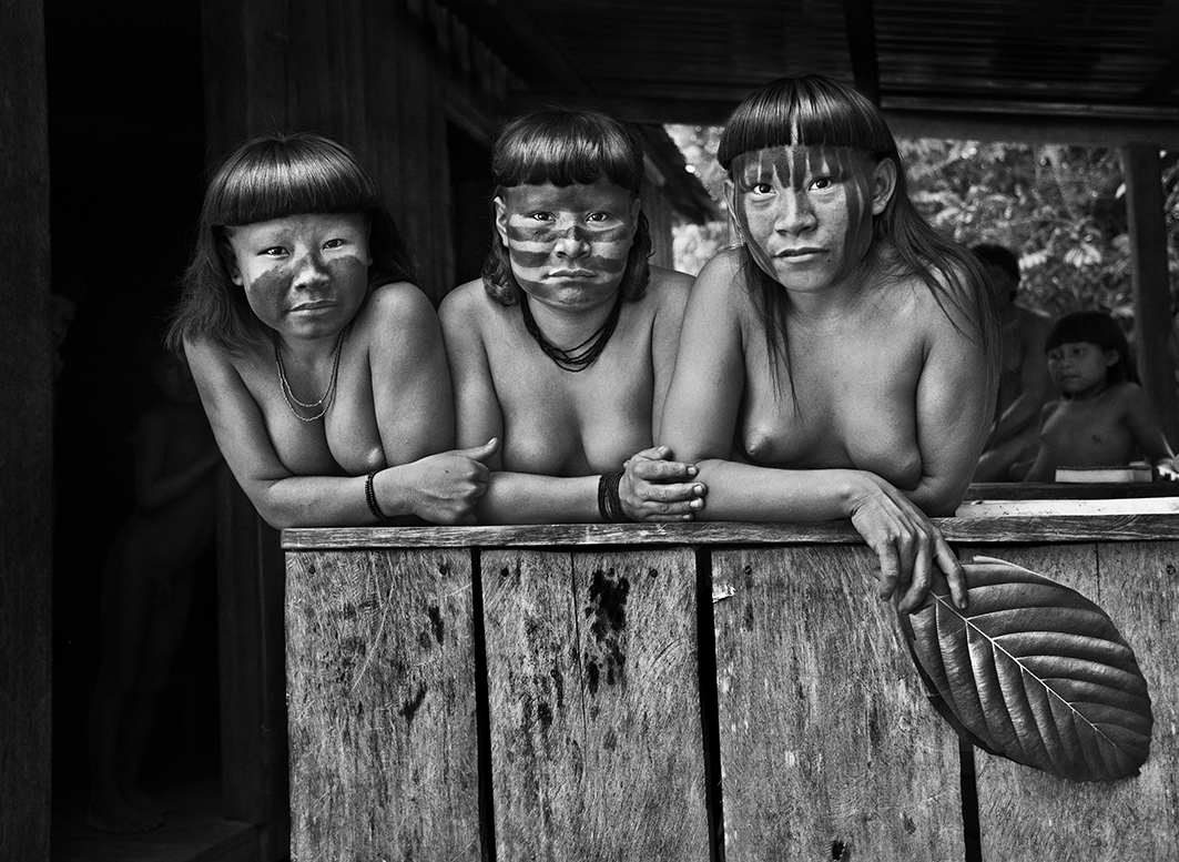 © Sebastião SALGADO Giovani donne Suruwahá. Stato di Amazonas, Brasilel, 2017 (@Sebastião Salgado)