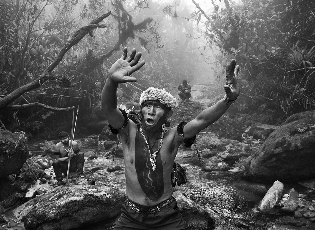 © Sebastião SALGADO Sciamano Yanomami dialoga con gli spiriti prima della salita al monte Pico da Neblina. Stato di Amazonas, Brasile, 2014 (@Sebastião Salgado)