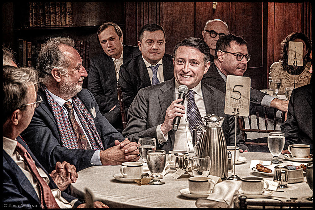 L'imprenditore Vincenzo Trani interviene alla colazione organizzata dal GEI - Gruppo Esponenti Italiani (Foto di Terry W. Sanders)