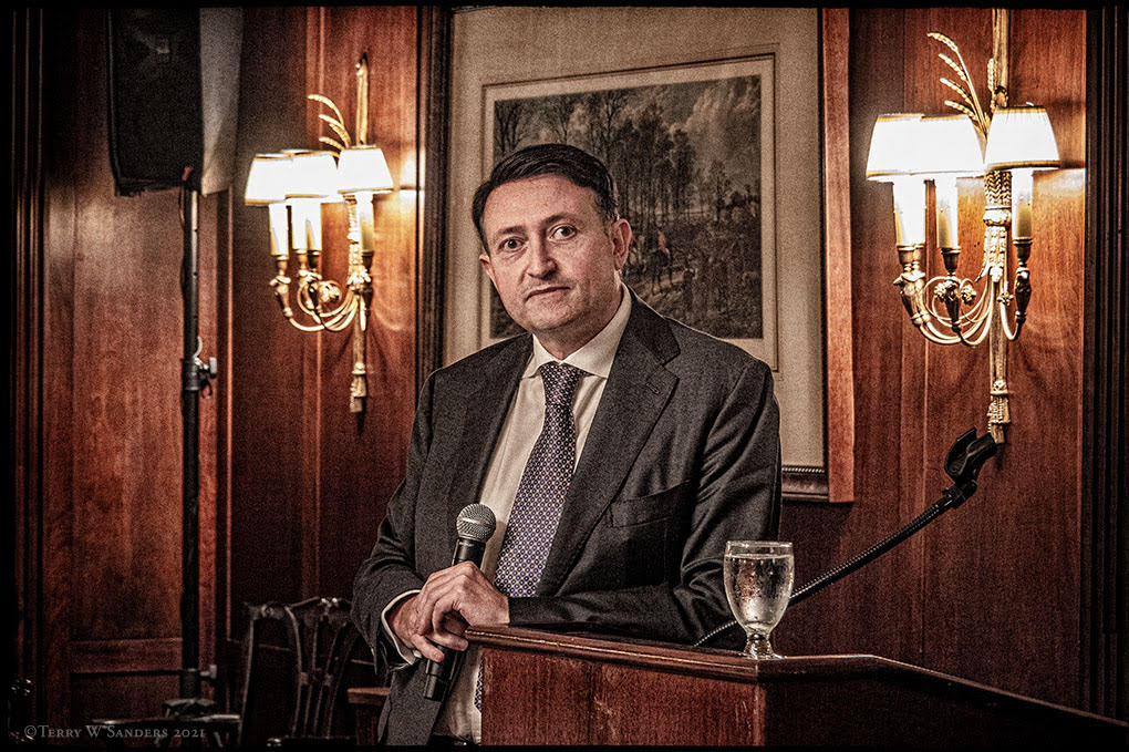 L'imprenditore Vincenzo Trani interviene alla colazione organizzata dal GEI - Gruppo Esponenti Italiani (Foto di Terry W. Sanders)