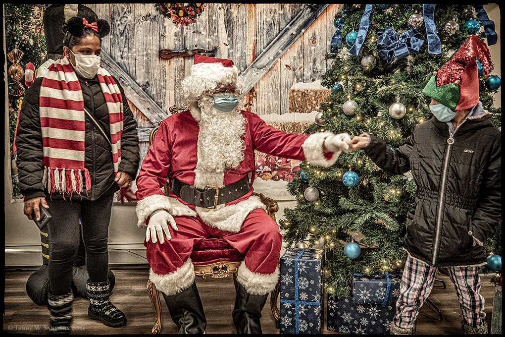 Babbo natale ed un paio di bambini locali all'evento natalizio di A Chance in Life, nella sede di Staten Island. (Foto/Terry Sanders)