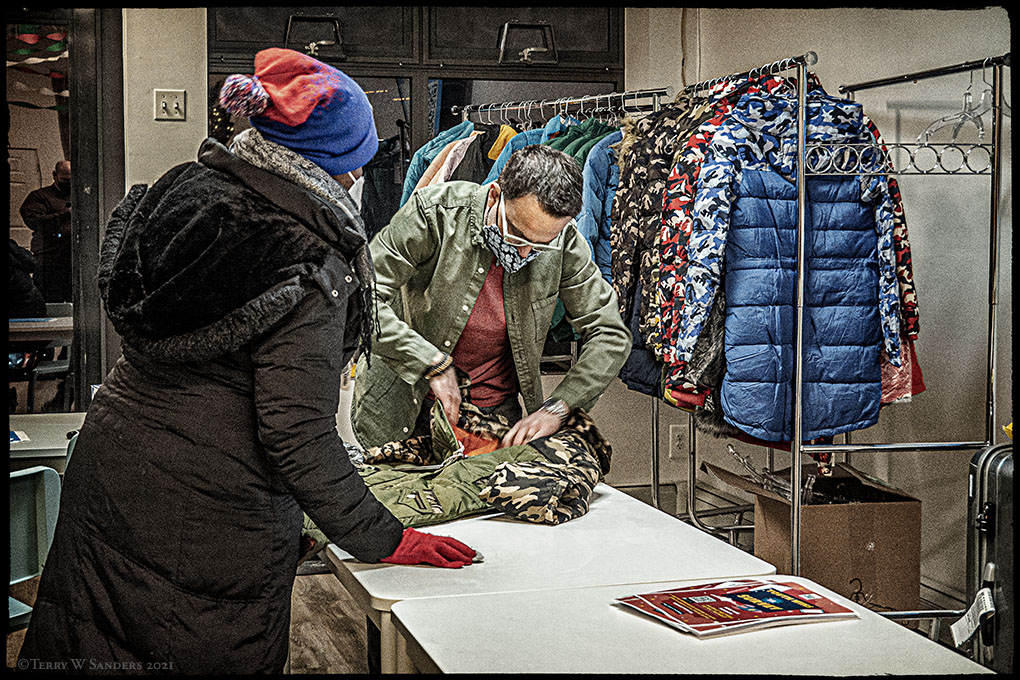 Gabriele Delmonaco, dell'associazione benefica A Chance in Life, distribuisce cappotti invernali per i bambini di New York. (Foto/Terry Sanders)