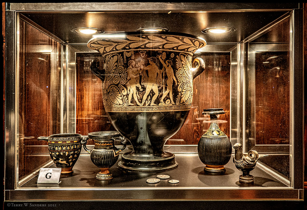 Alcuni dei reperti archeologici trafugati e recuperati, ora in mostra al Consolato Generale d'Italia e all'Istituto Italiano di Cultura di NewYork (Foto di Terry W. Sanders)