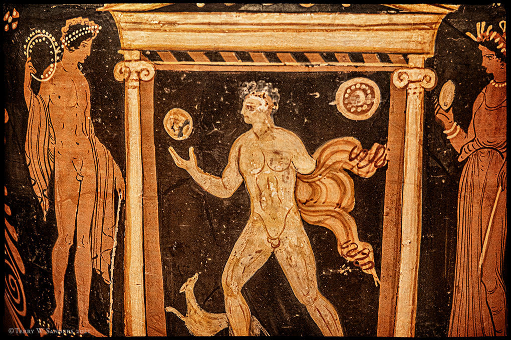 Alcuni dei reperti archeologici trafugati e recuperati, ora in mostra al Consolato Generale d'Italia e all'Istituto Italiano di Cultura di NewYork (Foto di Terry W. Sanders)