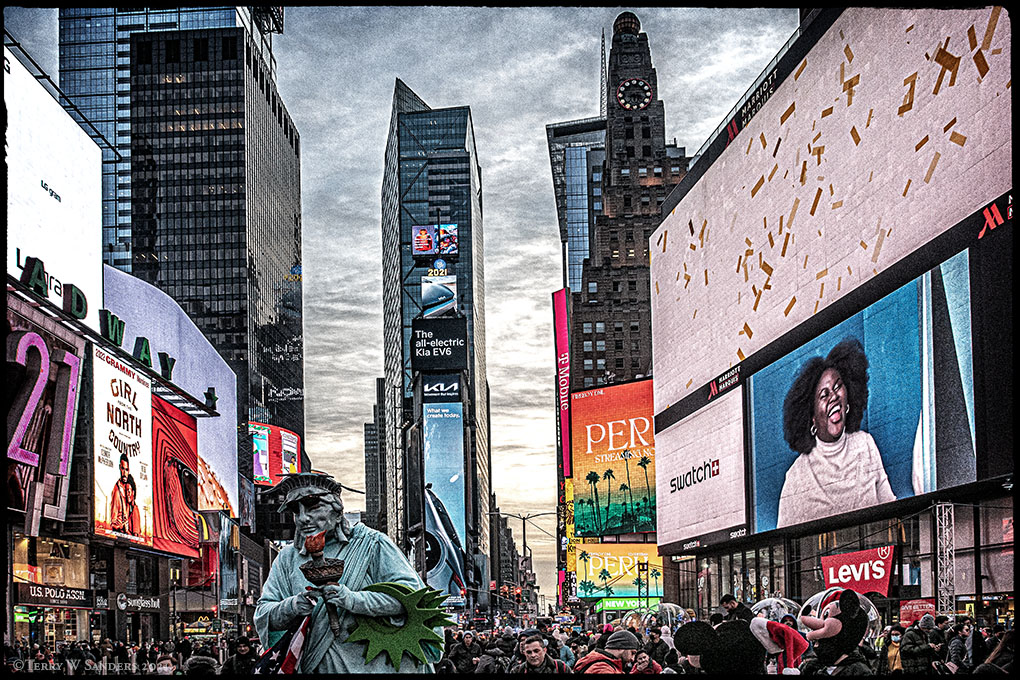 Times Square il 24 dicembre, 2021 (Foto di Terry W. Sanders)