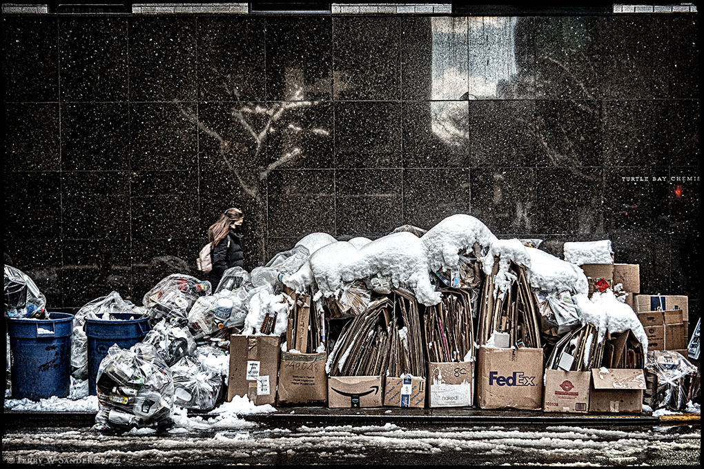 New York, 7 gennaio, 2022: immondizia sotto la neve (Foto di Terry W. Sanders)
