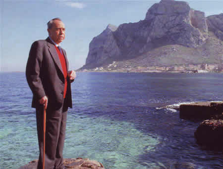 FUORI DAL CORO/ L'arte della "semplicità" in foto Leonardo Sciascia (1921 – 1989)