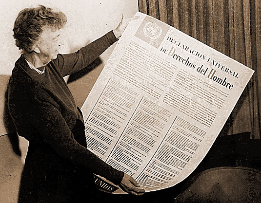 Libertà di informare, diritto umano universale Eleanor Roosevelt mostra la Carta universale dei diritti umani