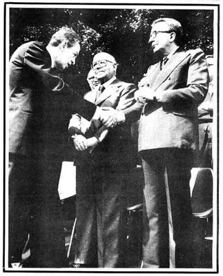 La tragedia della Repubblica andreottiana Il leader del Pci Enrico Berlinguer stringe la mano al Premier Giulio Andreotti