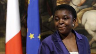 Ius soli, l’altolà di Grillo: “Si decida soltanto attraverso un referendum” Il ministro dell’Integrazione, Cecile Kyenge. Lo ius soli, scrive Grillo, «in Europa non è presente, se non con alcune eccezioni estremamente regolamentate». Immagini La Presse