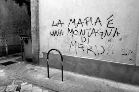 La nuova mafia che prospera nella legalità La scritta sul muro è la frase che Peppino Impastato, il giornalista siciliano ucciso da Cosa Nostra nel 1978, ripeteva alla radio