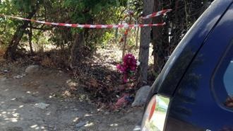 Fabiana, in paese tutti sapevano nessuno l’ha salvata Un mazzo di fiori lasciato all’inizio della strada di campagna dove e’ stato trovato il corpo carbonizzato di Fabiana Luzzi
