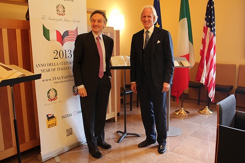 La Fondazione Monuments Men restituisce all’Italia 8 preziosi volumi L'Ambasciatore italiano Claudio Bisognero ed il Presidente della Fondazione Monuments Men Robert Edsel durante la cerimonia