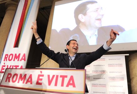 Vince il chirurgo, Roma aspetta e spera Ignazio Marino, nuovo sindaco di Roma, esulta per la vittoria