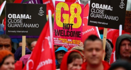 G8: il suicidio dell'Occidente continua Proteste anti Obama alla vigilia del G8 di Belfast
