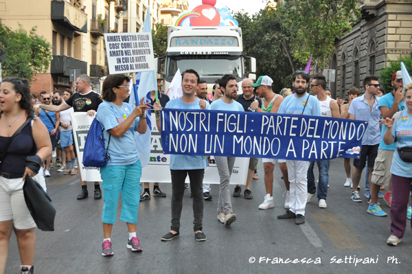 Il Gay Pride a Palermo, una festa di colori e musica, all'insegna del diritto e dei diritti Momenti della sfilata del Gay Pride a Palermo