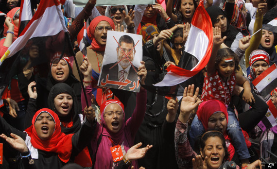 In Egitto crolla la democrazia? Cherchez Barack! Folla in piazza ieri a Il Cairo