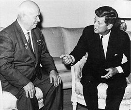 Servizi segreti, spie e spionaggio. Un'attuale riflessione di Leonardo Sciascia Nikita Kruscev con John F. Kennedy