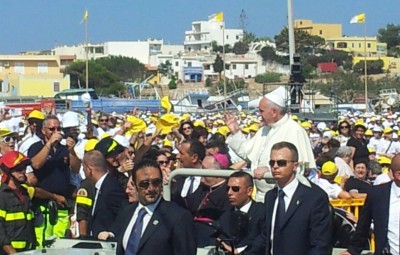 Il monito di Papa Francesco a Lampedusa: “Torna l’Innominato di Manzoni, responsabili senza nome e senza volto”